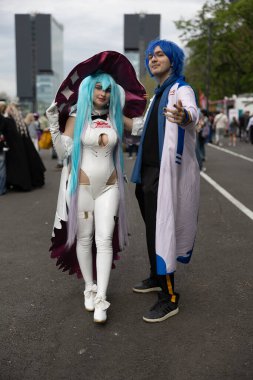 Bükreş, Romanya - 27 Nisan 2025: Doğu Avrupa Comic Con 'da Cosplayers. Çizgi roman, film, TV dizisi, bilim kurgu ve fantezi, oyun, Japon kültürü, Anime, Manga, tahta oyunları, kart oyunları ve son olarak da teknoloji oyunlarını seviyorlar..