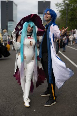 Bükreş, Romanya - 27 Nisan 2025: Doğu Avrupa Comic Con 'da Cosplayers. Çizgi roman, film, TV dizisi, bilim kurgu ve fantezi, oyun, Japon kültürü, Anime, Manga, tahta oyunları, kart oyunları ve son olarak da teknoloji oyunlarını seviyorlar..