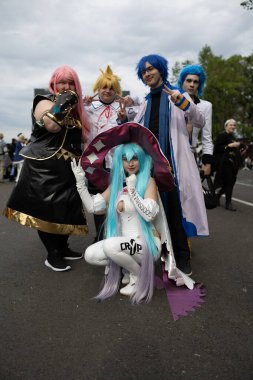 Bükreş, Romanya - 27 Nisan 2025: Doğu Avrupa Comic Con 'da Cosplayers. Çizgi roman, film, TV dizisi, bilim kurgu ve fantezi, oyun, Japon kültürü, Anime, Manga, tahta oyunları, kart oyunları ve son olarak da teknoloji oyunlarını seviyorlar..