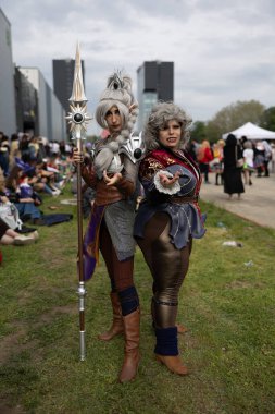 Bükreş, Romanya - 27 Nisan 2025: Doğu Avrupa Comic Con 'da Cosplayers. Çizgi roman, film, TV dizisi, bilim kurgu ve fantezi, oyun, Japon kültürü, Anime, Manga, tahta oyunları, kart oyunları ve son olarak da teknoloji oyunlarını seviyorlar..