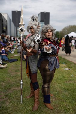 Bükreş, Romanya - 27 Nisan 2025: Doğu Avrupa Comic Con 'da Cosplayers. Çizgi roman, film, TV dizisi, bilim kurgu ve fantezi, oyun, Japon kültürü, Anime, Manga, tahta oyunları, kart oyunları ve son olarak da teknoloji oyunlarını seviyorlar..