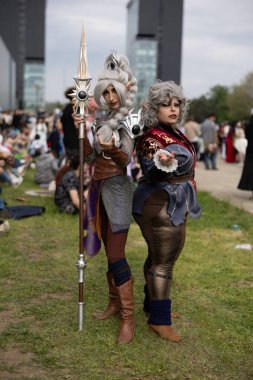 Bükreş, Romanya - 27 Nisan 2025: Doğu Avrupa Comic Con 'da Cosplayers. Çizgi roman, film, TV dizisi, bilim kurgu ve fantezi, oyun, Japon kültürü, Anime, Manga, tahta oyunları, kart oyunları ve son olarak da teknoloji oyunlarını seviyorlar..