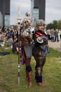 Bükreş, Romanya - 27 Nisan 2025: Doğu Avrupa Comic Con 'da Cosplayers. Çizgi roman, film, TV dizisi, bilim kurgu ve fantezi, oyun, Japon kültürü, Anime, Manga, tahta oyunları, kart oyunları ve son olarak da teknoloji oyunlarını seviyorlar..