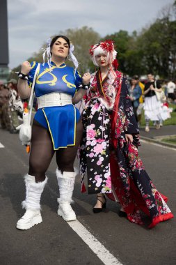 Bükreş, Romanya - 27 Nisan 2025: Doğu Avrupa Comic Con 'da Cosplayers. Çizgi roman, film, TV dizisi, bilim kurgu ve fantezi, oyun, Japon kültürü, Anime, Manga, tahta oyunları, kart oyunları ve son olarak da teknoloji oyunlarını seviyorlar..