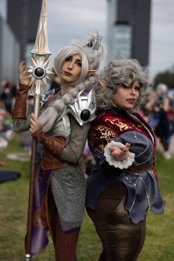 Bükreş, Romanya - 27 Nisan 2025: Doğu Avrupa Comic Con 'da Cosplayers. Çizgi roman, film, TV dizisi, bilim kurgu ve fantezi, oyun, Japon kültürü, Anime, Manga, tahta oyunları, kart oyunları ve son olarak da teknoloji oyunlarını seviyorlar..