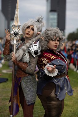 Bükreş, Romanya - 27 Nisan 2025: Doğu Avrupa Comic Con 'da Cosplayers. Çizgi roman, film, TV dizisi, bilim kurgu ve fantezi, oyun, Japon kültürü, Anime, Manga, tahta oyunları, kart oyunları ve son olarak da teknoloji oyunlarını seviyorlar..
