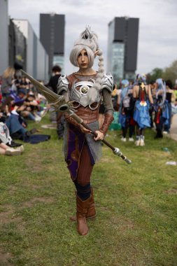 Bükreş, Romanya - 27 Nisan 2025: Doğu Avrupa Comic Con 'da Cosplayers. Çizgi roman, film, TV dizisi, bilim kurgu ve fantezi, oyun, Japon kültürü, Anime, Manga, tahta oyunları, kart oyunları ve son olarak da teknoloji oyunlarını seviyorlar..