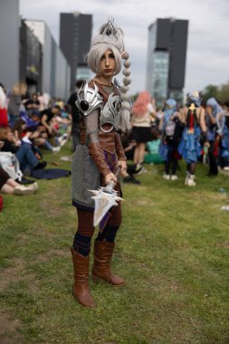Bükreş, Romanya - 27 Nisan 2025: Doğu Avrupa Comic Con 'da Cosplayers. Çizgi roman, film, TV dizisi, bilim kurgu ve fantezi, oyun, Japon kültürü, Anime, Manga, tahta oyunları, kart oyunları ve son olarak da teknoloji oyunlarını seviyorlar..