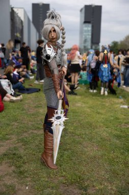 Bükreş, Romanya - 27 Nisan 2025: Doğu Avrupa Comic Con 'da Cosplayers. Çizgi roman, film, TV dizisi, bilim kurgu ve fantezi, oyun, Japon kültürü, Anime, Manga, tahta oyunları, kart oyunları ve son olarak da teknoloji oyunlarını seviyorlar..