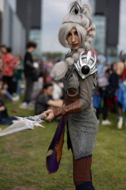 Bükreş, Romanya - 27 Nisan 2025: Doğu Avrupa Comic Con 'da Cosplayers. Çizgi roman, film, TV dizisi, bilim kurgu ve fantezi, oyun, Japon kültürü, Anime, Manga, tahta oyunları, kart oyunları ve son olarak da teknoloji oyunlarını seviyorlar..