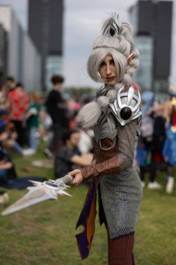Bükreş, Romanya - 27 Nisan 2025: Doğu Avrupa Comic Con 'da Cosplayers. Çizgi roman, film, TV dizisi, bilim kurgu ve fantezi, oyun, Japon kültürü, Anime, Manga, tahta oyunları, kart oyunları ve son olarak da teknoloji oyunlarını seviyorlar..