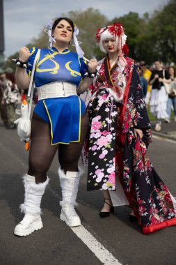 Bükreş, Romanya - 27 Nisan 2025: Doğu Avrupa Comic Con 'da Cosplayers. Çizgi roman, film, TV dizisi, bilim kurgu ve fantezi, oyun, Japon kültürü, Anime, Manga, tahta oyunları, kart oyunları ve son olarak da teknoloji oyunlarını seviyorlar..