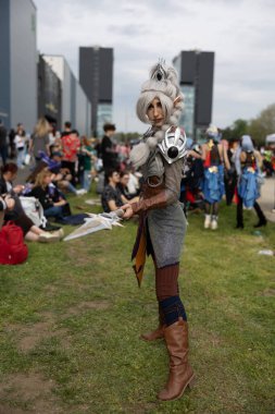 Bükreş, Romanya - 27 Nisan 2025: Doğu Avrupa Comic Con 'da Cosplayers. Çizgi roman, film, TV dizisi, bilim kurgu ve fantezi, oyun, Japon kültürü, Anime, Manga, tahta oyunları, kart oyunları ve son olarak da teknoloji oyunlarını seviyorlar..