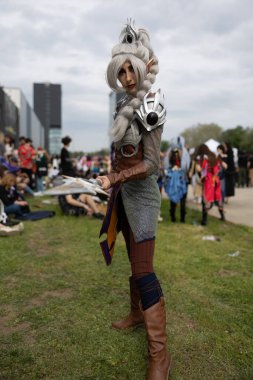 Bükreş, Romanya - 27 Nisan 2025: Doğu Avrupa Comic Con 'da Cosplayers. Çizgi roman, film, TV dizisi, bilim kurgu ve fantezi, oyun, Japon kültürü, Anime, Manga, tahta oyunları, kart oyunları ve son olarak da teknoloji oyunlarını seviyorlar..