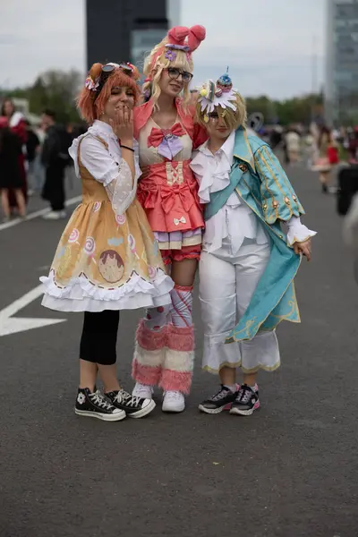 Bükreş, Romanya - 27 Nisan 2025: Doğu Avrupa Comic Con 'da Cosplayers. Çizgi roman, film, TV dizisi, bilim kurgu ve fantezi, oyun, Japon kültürü, Anime, Manga, tahta oyunları, kart oyunları ve son olarak da teknoloji oyunlarını seviyorlar..