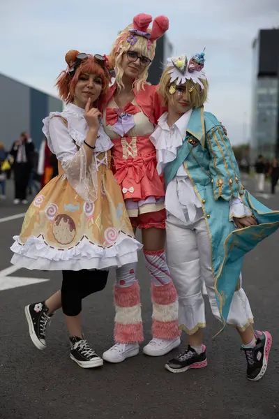Bükreş, Romanya - 27 Nisan 2025: Doğu Avrupa Comic Con 'da Cosplayers. Çizgi roman, film, TV dizisi, bilim kurgu ve fantezi, oyun, Japon kültürü, Anime, Manga, tahta oyunları, kart oyunları ve son olarak da teknoloji oyunlarını seviyorlar..