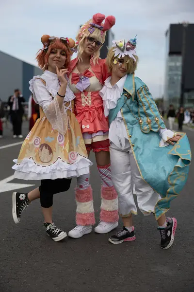 Bükreş, Romanya - 27 Nisan 2025: Doğu Avrupa Comic Con 'da Cosplayers. Çizgi roman, film, TV dizisi, bilim kurgu ve fantezi, oyun, Japon kültürü, Anime, Manga, tahta oyunları, kart oyunları ve son olarak da teknoloji oyunlarını seviyorlar..