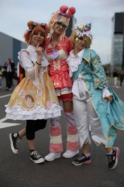 Bükreş, Romanya - 27 Nisan 2025: Doğu Avrupa Comic Con 'da Cosplayers. Çizgi roman, film, TV dizisi, bilim kurgu ve fantezi, oyun, Japon kültürü, Anime, Manga, tahta oyunları, kart oyunları ve son olarak da teknoloji oyunlarını seviyorlar..