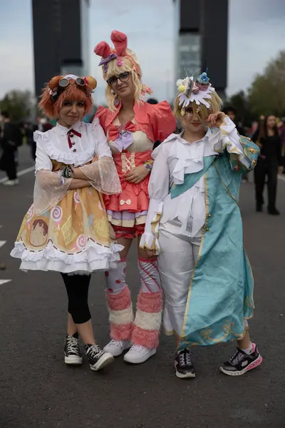 Bükreş, Romanya - 27 Nisan 2025: Doğu Avrupa Comic Con 'da Cosplayers. Çizgi roman, film, TV dizisi, bilim kurgu ve fantezi, oyun, Japon kültürü, Anime, Manga, tahta oyunları, kart oyunları ve son olarak da teknoloji oyunlarını seviyorlar..