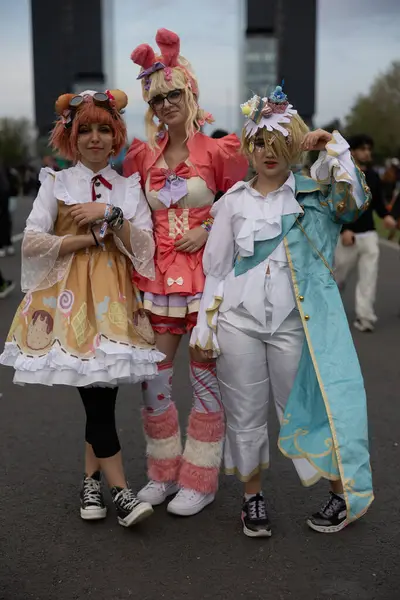 Bükreş, Romanya - 27 Nisan 2025: Doğu Avrupa Comic Con 'da Cosplayers. Çizgi roman, film, TV dizisi, bilim kurgu ve fantezi, oyun, Japon kültürü, Anime, Manga, tahta oyunları, kart oyunları ve son olarak da teknoloji oyunlarını seviyorlar..