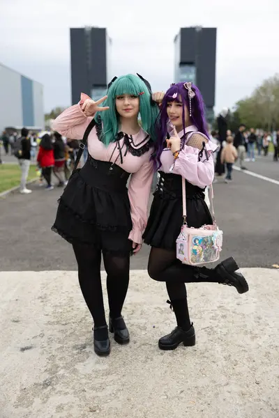 Bükreş, Romanya - 27 Nisan 2025: Doğu Avrupa Comic Con 'da Cosplayers. Çizgi roman, film, TV dizisi, bilim kurgu ve fantezi, oyun, Japon kültürü, Anime, Manga, tahta oyunları, kart oyunları ve son olarak da teknoloji oyunlarını seviyorlar..