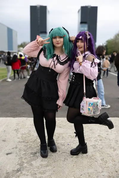 Bükreş, Romanya - 27 Nisan 2025: Doğu Avrupa Comic Con 'da Cosplayers. Çizgi roman, film, TV dizisi, bilim kurgu ve fantezi, oyun, Japon kültürü, Anime, Manga, tahta oyunları, kart oyunları ve son olarak da teknoloji oyunlarını seviyorlar..