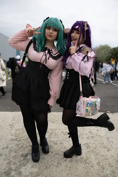 Bükreş, Romanya - 27 Nisan 2025: Doğu Avrupa Comic Con 'da Cosplayers. Çizgi roman, film, TV dizisi, bilim kurgu ve fantezi, oyun, Japon kültürü, Anime, Manga, tahta oyunları, kart oyunları ve son olarak da teknoloji oyunlarını seviyorlar..