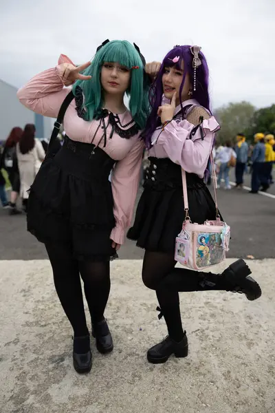 Bükreş, Romanya - 27 Nisan 2025: Doğu Avrupa Comic Con 'da Cosplayers. Çizgi roman, film, TV dizisi, bilim kurgu ve fantezi, oyun, Japon kültürü, Anime, Manga, tahta oyunları, kart oyunları ve son olarak da teknoloji oyunlarını seviyorlar..