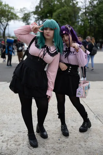 Bükreş, Romanya - 27 Nisan 2025: Doğu Avrupa Comic Con 'da Cosplayers. Çizgi roman, film, TV dizisi, bilim kurgu ve fantezi, oyun, Japon kültürü, Anime, Manga, tahta oyunları, kart oyunları ve son olarak da teknoloji oyunlarını seviyorlar..