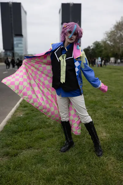 Bükreş, Romanya - 27 Nisan 2025: Doğu Avrupa Comic Con 'da Cosplayers. Çizgi roman, film, TV dizisi, bilim kurgu ve fantezi, oyun, Japon kültürü, Anime, Manga, tahta oyunları, kart oyunları ve son olarak da teknoloji oyunlarını seviyorlar..