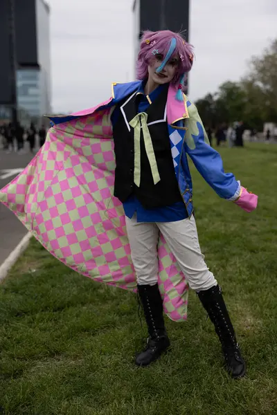Bükreş, Romanya - 27 Nisan 2025: Doğu Avrupa Comic Con 'da Cosplayers. Çizgi roman, film, TV dizisi, bilim kurgu ve fantezi, oyun, Japon kültürü, Anime, Manga, tahta oyunları, kart oyunları ve son olarak da teknoloji oyunlarını seviyorlar..