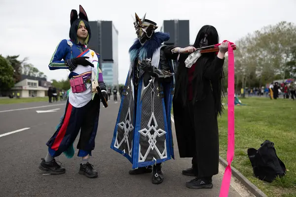 Bükreş, Romanya - 27 Nisan 2025: Doğu Avrupa Comic Con 'da Cosplayers. Çizgi roman, film, TV dizisi, bilim kurgu ve fantezi, oyun, Japon kültürü, Anime, Manga, tahta oyunları, kart oyunları ve son olarak da teknoloji oyunlarını seviyorlar..