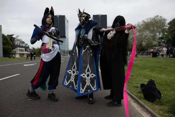 Bükreş, Romanya - 27 Nisan 2025: Doğu Avrupa Comic Con 'da Cosplayers. Çizgi roman, film, TV dizisi, bilim kurgu ve fantezi, oyun, Japon kültürü, Anime, Manga, tahta oyunları, kart oyunları ve son olarak da teknoloji oyunlarını seviyorlar..