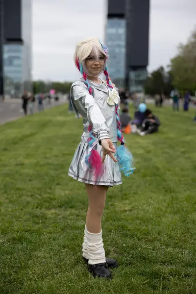 Bükreş, Romanya - 27 Nisan 2025: Doğu Avrupa Comic Con 'da Cosplayers. Çizgi roman, film, TV dizisi, bilim kurgu ve fantezi, oyun, Japon kültürü, Anime, Manga, tahta oyunları, kart oyunları ve son olarak da teknoloji oyunlarını seviyorlar..