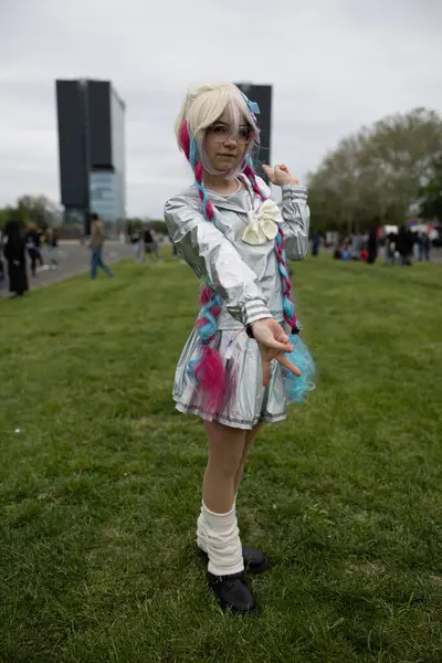 Bükreş, Romanya - 27 Nisan 2025: Doğu Avrupa Comic Con 'da Cosplayers. Çizgi roman, film, TV dizisi, bilim kurgu ve fantezi, oyun, Japon kültürü, Anime, Manga, tahta oyunları, kart oyunları ve son olarak da teknoloji oyunlarını seviyorlar..