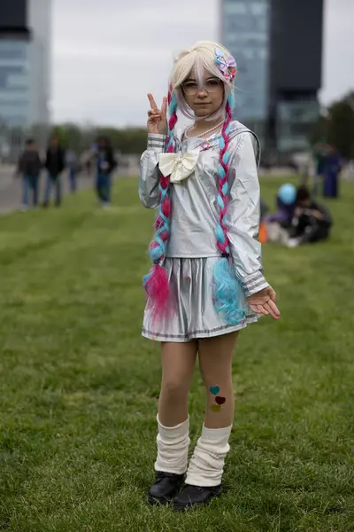 Bükreş, Romanya - 27 Nisan 2025: Doğu Avrupa Comic Con 'da Cosplayers. Çizgi roman, film, TV dizisi, bilim kurgu ve fantezi, oyun, Japon kültürü, Anime, Manga, tahta oyunları, kart oyunları ve son olarak da teknoloji oyunlarını seviyorlar..