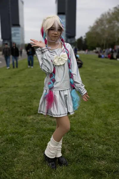 Bükreş, Romanya - 27 Nisan 2025: Doğu Avrupa Comic Con 'da Cosplayers. Çizgi roman, film, TV dizisi, bilim kurgu ve fantezi, oyun, Japon kültürü, Anime, Manga, tahta oyunları, kart oyunları ve son olarak da teknoloji oyunlarını seviyorlar..