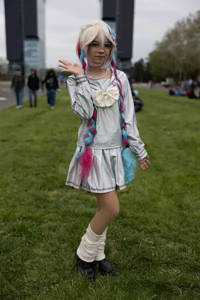 Bükreş, Romanya - 27 Nisan 2025: Doğu Avrupa Comic Con 'da Cosplayers. Çizgi roman, film, TV dizisi, bilim kurgu ve fantezi, oyun, Japon kültürü, Anime, Manga, tahta oyunları, kart oyunları ve son olarak da teknoloji oyunlarını seviyorlar..