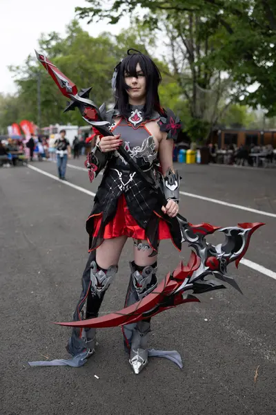 Bükreş, Romanya - 27 Nisan 2025: Doğu Avrupa Comic Con 'da Cosplayers. Çizgi roman, film, TV dizisi, bilim kurgu ve fantezi, oyun, Japon kültürü, Anime, Manga, tahta oyunları, kart oyunları ve son olarak da teknoloji oyunlarını seviyorlar..