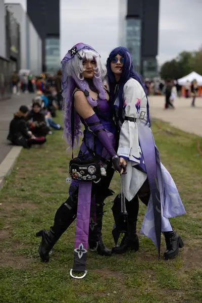 Bükreş, Romanya - 27 Nisan 2025: Doğu Avrupa Comic Con 'da Cosplayers. Çizgi roman, film, TV dizisi, bilim kurgu ve fantezi, oyun, Japon kültürü, Anime, Manga, tahta oyunları, kart oyunları ve son olarak da teknoloji oyunlarını seviyorlar..