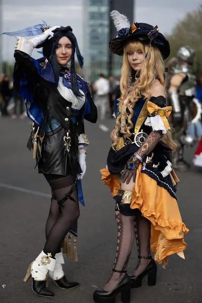Bükreş, Romanya - 27 Nisan 2025: Doğu Avrupa Comic Con 'da Cosplayers. Çizgi roman, film, TV dizisi, bilim kurgu ve fantezi, oyun, Japon kültürü, Anime, Manga, tahta oyunları, kart oyunları ve son olarak da teknoloji oyunlarını seviyorlar..