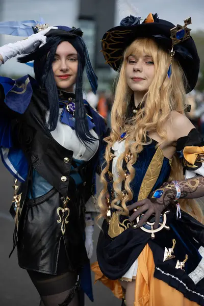 Bükreş, Romanya - 27 Nisan 2025: Doğu Avrupa Comic Con 'da Cosplayers. Çizgi roman, film, TV dizisi, bilim kurgu ve fantezi, oyun, Japon kültürü, Anime, Manga, tahta oyunları, kart oyunları ve son olarak da teknoloji oyunlarını seviyorlar..