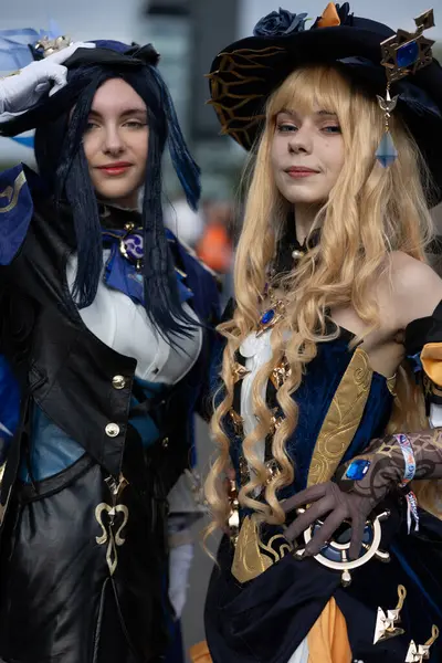 Bükreş, Romanya - 27 Nisan 2025: Doğu Avrupa Comic Con 'da Cosplayers. Çizgi roman, film, TV dizisi, bilim kurgu ve fantezi, oyun, Japon kültürü, Anime, Manga, tahta oyunları, kart oyunları ve son olarak da teknoloji oyunlarını seviyorlar..
