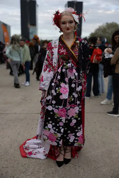 Bükreş, Romanya - 27 Nisan 2025: Doğu Avrupa Comic Con 'da Cosplayers. Çizgi roman, film, TV dizisi, bilim kurgu ve fantezi, oyun, Japon kültürü, Anime, Manga, tahta oyunları, kart oyunları ve son olarak da teknoloji oyunlarını seviyorlar..