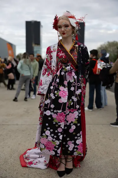 Bükreş, Romanya - 27 Nisan 2025: Doğu Avrupa Comic Con 'da Cosplayers. Çizgi roman, film, TV dizisi, bilim kurgu ve fantezi, oyun, Japon kültürü, Anime, Manga, tahta oyunları, kart oyunları ve son olarak da teknoloji oyunlarını seviyorlar..