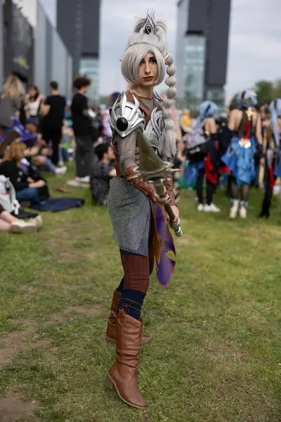 Bükreş, Romanya - 27 Nisan 2025: Doğu Avrupa Comic Con 'da Cosplayers. Çizgi roman, film, TV dizisi, bilim kurgu ve fantezi, oyun, Japon kültürü, Anime, Manga, tahta oyunları, kart oyunları ve son olarak da teknoloji oyunlarını seviyorlar..