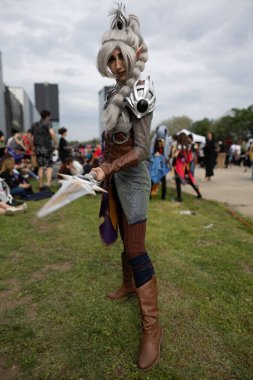 Bükreş, Romanya - 27 Nisan 2025: Doğu Avrupa Comic Con 'da Cosplayers. Çizgi roman, film, TV dizisi, bilim kurgu ve fantezi, oyun, Japon kültürü, Anime, Manga, tahta oyunları, kart oyunları ve son olarak da teknoloji oyunlarını seviyorlar..