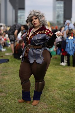 Bükreş, Romanya - 27 Nisan 2025: Doğu Avrupa Comic Con 'da Cosplayers. Çizgi roman, film, TV dizisi, bilim kurgu ve fantezi, oyun, Japon kültürü, Anime, Manga, tahta oyunları, kart oyunları ve son olarak da teknoloji oyunlarını seviyorlar..