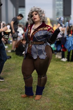 Bükreş, Romanya - 27 Nisan 2025: Doğu Avrupa Comic Con 'da Cosplayers. Çizgi roman, film, TV dizisi, bilim kurgu ve fantezi, oyun, Japon kültürü, Anime, Manga, tahta oyunları, kart oyunları ve son olarak da teknoloji oyunlarını seviyorlar..