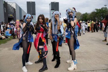 Bükreş, Romanya - 27 Nisan 2025: Doğu Avrupa Comic Con 'da Cosplayers. Çizgi roman, film, TV dizisi, bilim kurgu ve fantezi, oyun, Japon kültürü, Anime, Manga, tahta oyunları, kart oyunları ve son olarak da teknoloji oyunlarını seviyorlar..